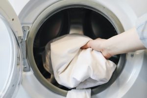 Baju Bau Apek? Ini Tips Agar Pakaian Fresh Saat Musim Hujan