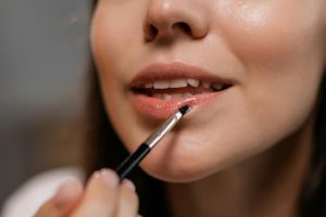 Tips Memilih Lip Balm, Bikin Bibir Tetap Cantik dan Lembap Meski Aktivitas Seharian di Outdoor