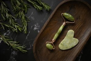 Ingin Pipi Tirus? Ini Teknik Pemakaian Gua Sha yang Benar