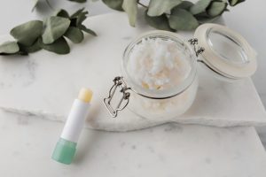 9 Cara Membuat Lip Balm dari Bahan Alami, Bikin Bibir Lembap
