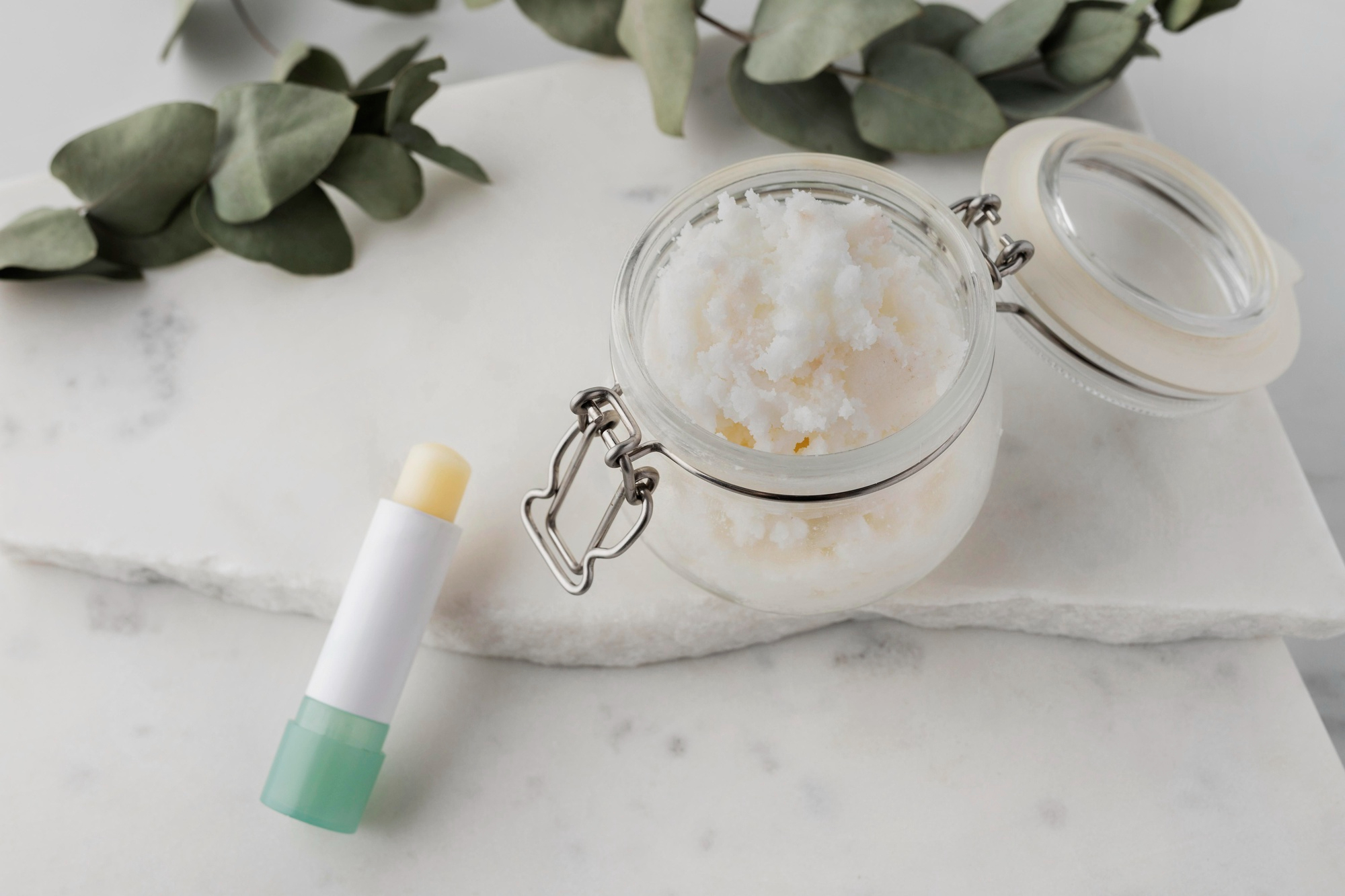 9 Cara Membuat Lip Balm dari Bahan Alami, Bikin Bibir Lembap