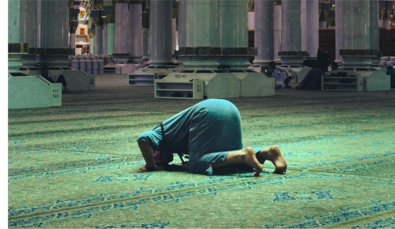 Apakah Shalat dengan Tidak Sengaja Pakai Pakaian Najis Itu Sah?)