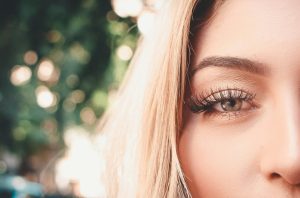 5 Cara Rawat Bulu Mata Lentik Alami, Pakai Serum?