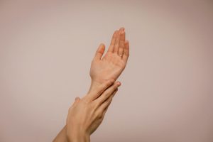 4 Cara Atasi Tangan Kasar dan Kering Akibat Sering Mencuci Piring