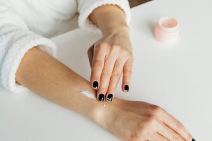 5 Cara Aplikasikan Body Serum, Dapatkan Manfaat Optimal