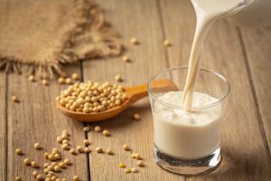 5 Cara Manfaatkan Susu Kedelai untuk Bruntusan di Wajah