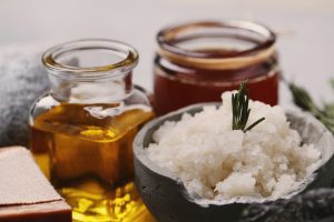 Masker Madu dan Garam untuk Atasi Beruntusan di Dahi