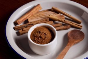 5 Bahan Alami untuk Atasi Kulit Berminyak, Bubuk Kayu Cendana?