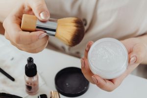 5 Bedak Tabur Lokal Andalan untuk Kulit Berminyak, Bebas Kilap Sepanjang Hari