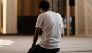 Hukum Mengenakan Kaos Bergambar dan Pakaian Partai saat Shalat