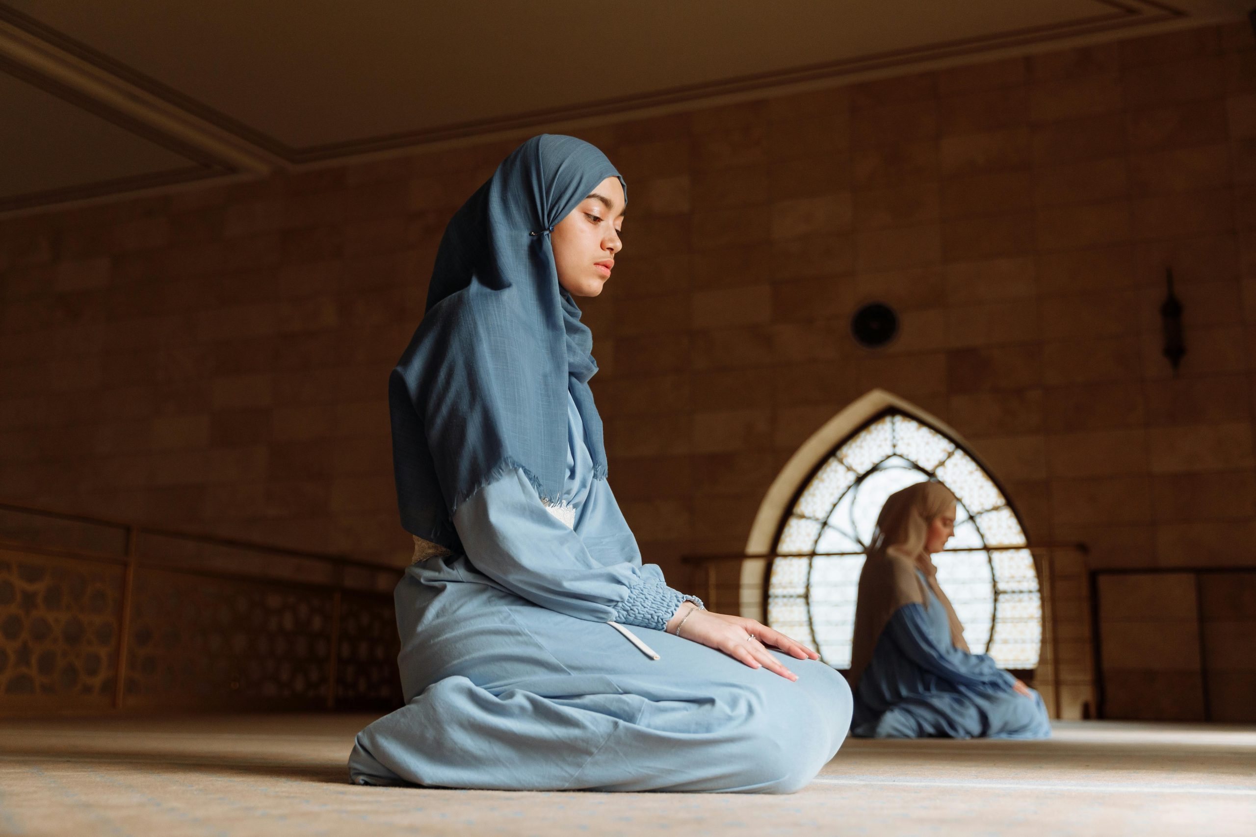 Hukum Shalat Memakai Mukena Berwarna dan Bermotif